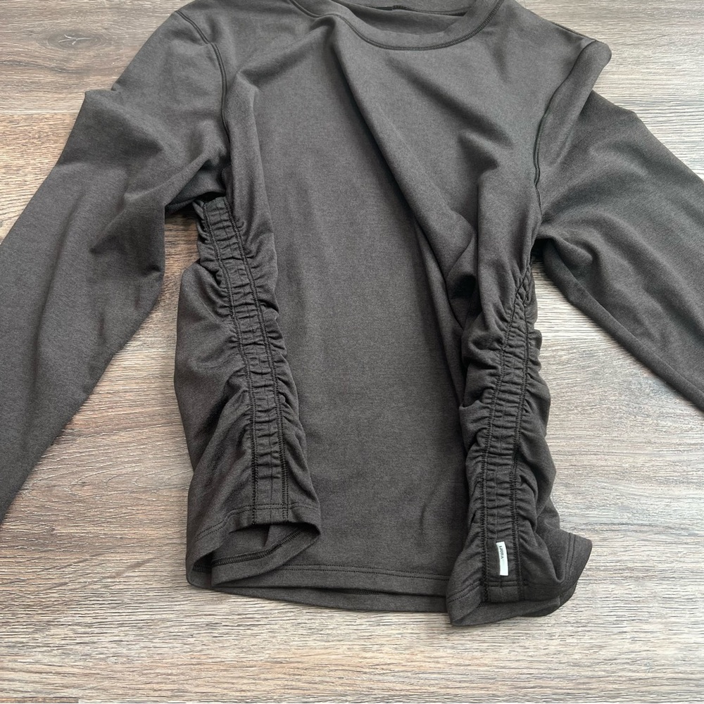Vuori Women’s Chocolate Brown Long Sleeve Ruched Side Top PTP 16” Small - Picture 6 of 10